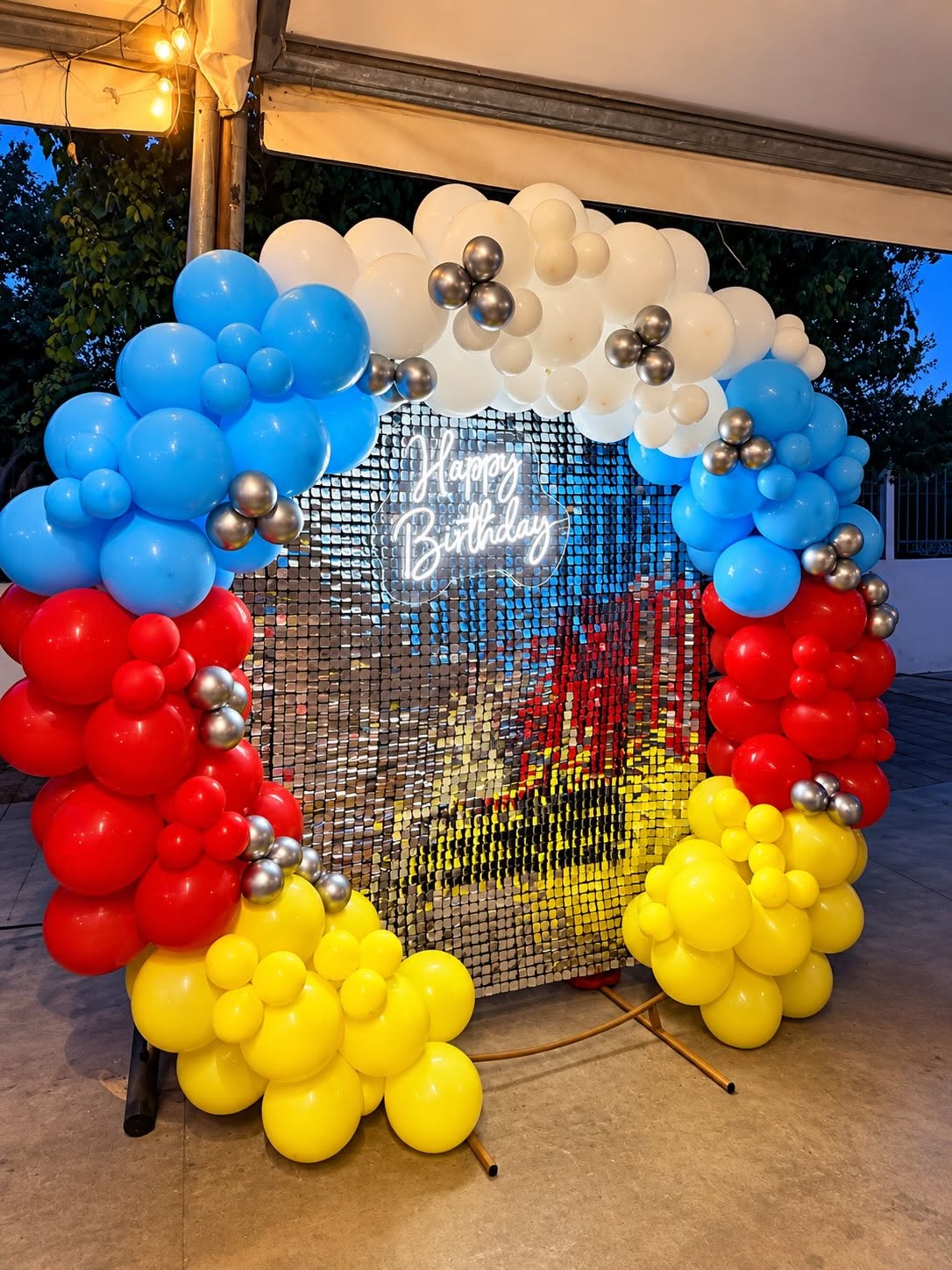 Cerchio Pieno di Palloncini + Parete Scintillante Nello Sfondo + Insegna Led