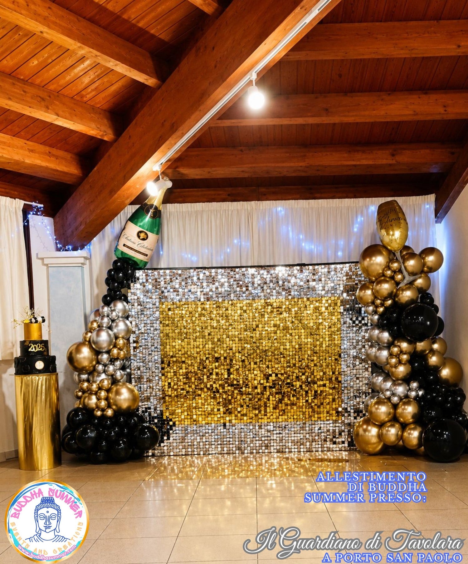 A) Parete Glitterata + 1 Ghirlanda a destra + Mezza Ghirlanda a sinistra + 3 Cilindri Scenografici