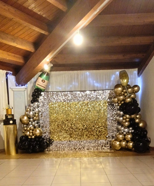 Parete Glitterata + 1 Ghirlanda di Palloncini + Mezza Ghilanda di Palloncini + 3 Cilindri Scenografici