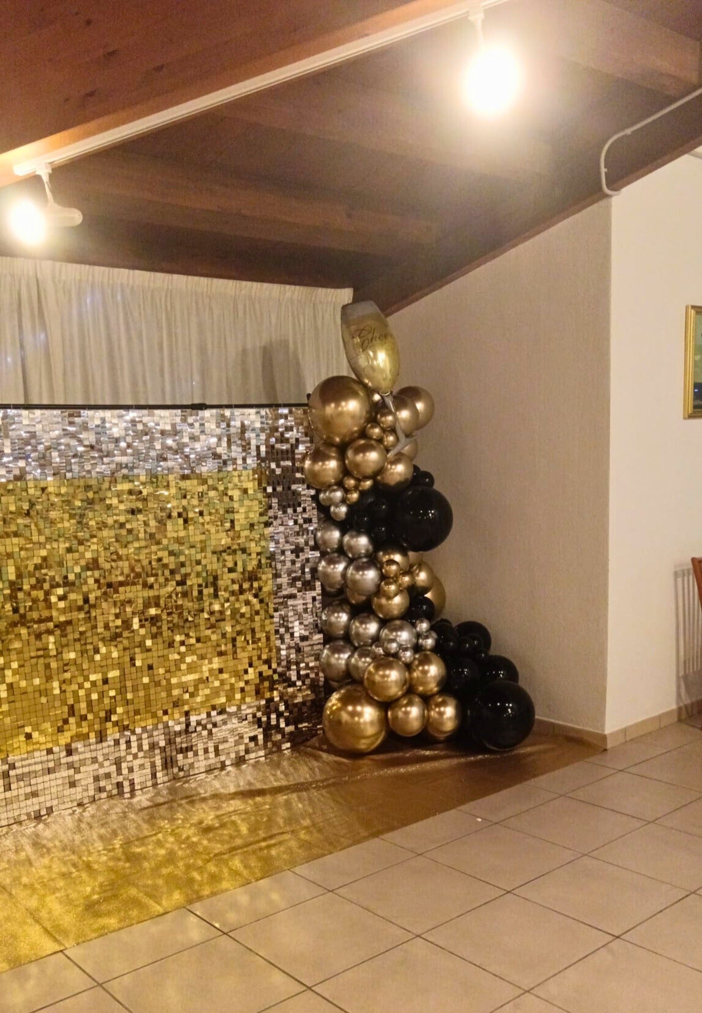 Parete Glitterata + 1 Ghirlanda di Palloncini + Mezza Ghilanda di Palloncini + 3 Cilindri Scenografici