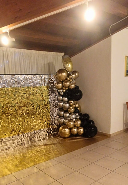 Parete Glitterata + 1 Ghirlanda di Palloncini + Mezza Ghilanda di Palloncini + 3 Cilindri Scenografici