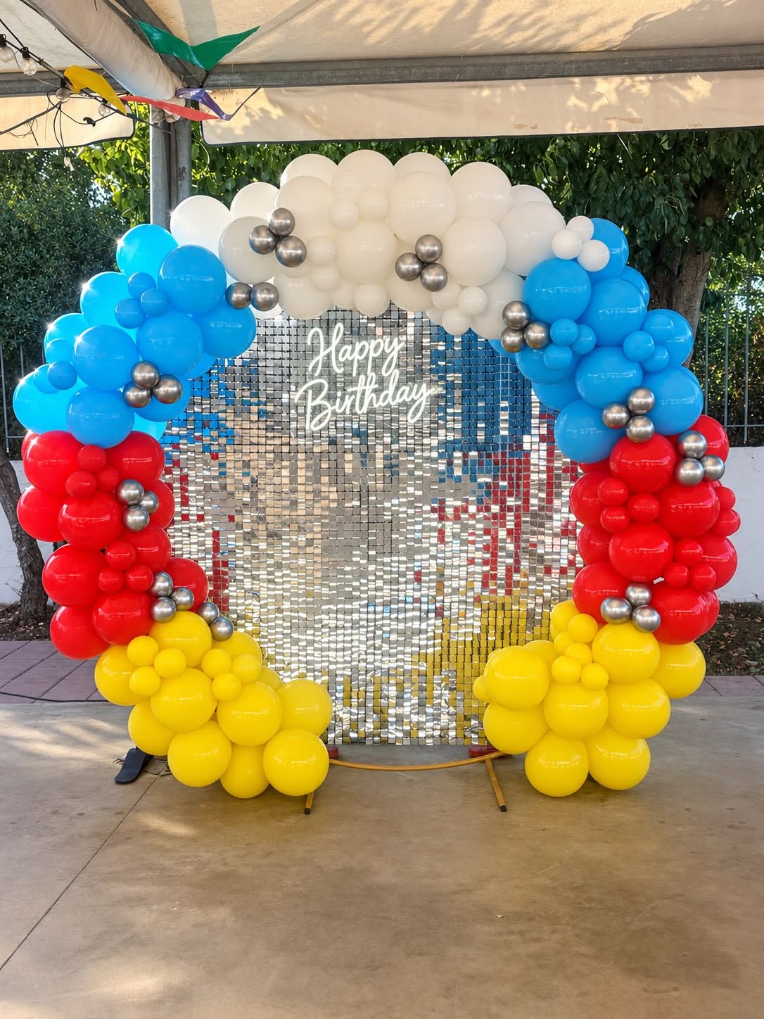 Cerchio Pieno di Palloncini + Parete Scintillante Nello Sfondo + Insegna Led